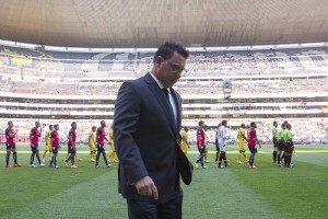 Una aficionada recrimin a Mohamed antes de partir al clsico.