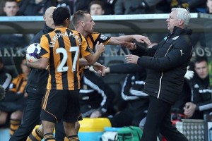 DT de Newcastle le da un cabezazo a un rival El DT de Newcastle, Alan Pardew, reaccion ante los reclamos de David Meyler, del Hull City.