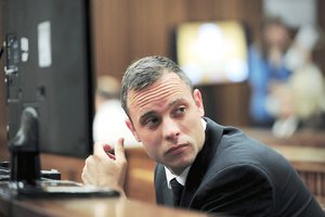 Pistorius le dispar cuatro veces a Steenkamp Pistorius le dispar cuatro veces a Steenkamp