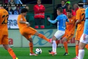 Pepe meti� una dura falta sobre Duda.