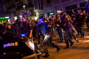 Derbi cataln termina con incidentes; interviene la polica El derbi cataln entre Espanyol y Barcelona termin con problemas.