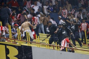 El polica dijo que los aficionados de Chivas en todo momento los insultaron y agredieron.