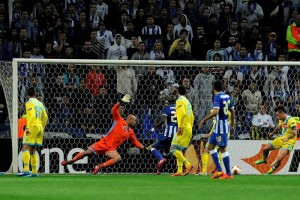 Porto saca ventaja en octavos de Liga Europa Porto venci a Napoli en la ida.