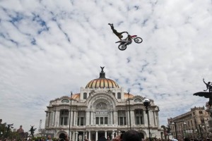 Los X Fighters invaden Bellas Artes Los X Fighters estuvieron presentes en Bellas Artes