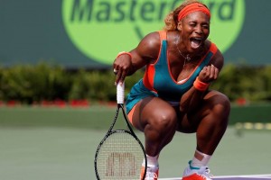 Serena sufre pero derrota a Caroline Garca Serena Williams pas dificultades ante Caroline Garca.