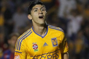 Alan Pulido logr triplete en la victoria felina