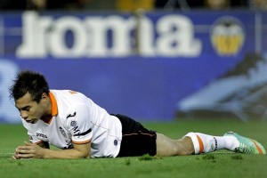 Valencia pierde paso por copas europeas Eduardo Vargas no dio crdito de la derrota ante uno de los coleros de la tabla