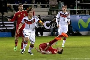 El canterano del Sevilla, Alberto Moreno, cay� mal cuando fue a disputar un bal�n por el aire.