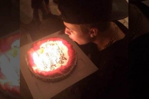 El cantante fue captado mientras sopla las velas de su pastel.