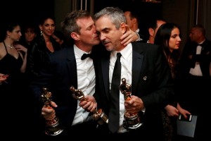 El cineasta Spike Jonze, ganador en la categora de Mejor guin, besando a Alfonso Cuarn despus de