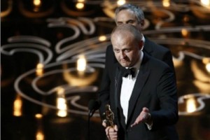 Alfonso Cuaron (atrs) y Mark Sanger agradecen el premio de edicin