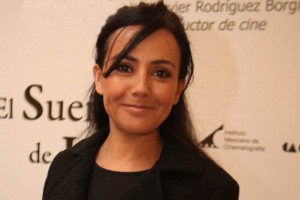 Dicen que ofreci� aut�grafos a los oficiales para no ser remitida