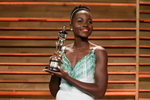La actriz posa despus de ganar el Oscar a mejor actriz de reparto por la pelcula 