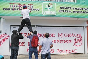 CNTE vandaliza sedes de partidos en Michoacn