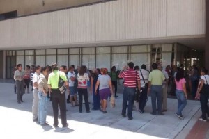 Una comisin de maestros de la CETEG acordaron trasladarse al Centro Internacional Acapulco, donde l