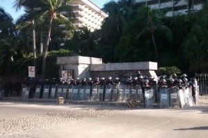 Los policas del estado se encuentran en la entrada principal del hotel del lujo