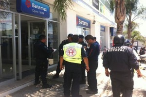 Reportan asalto a sucursal bancaria en Oaxaca De acuerdo con elementos de seguridad, el atraco fue cometido presuntamente por dos hombres y una mu