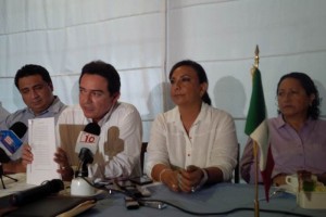 Peligra megaproyecto Dragon Mart Cancn Al centro, el senador Daniel vila mostrando el resolutivo del amparo, a su derecha, la diputada fed