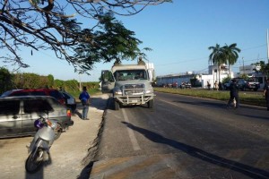 Aspecto de militares sobre la carretera que lleva al reclusorio