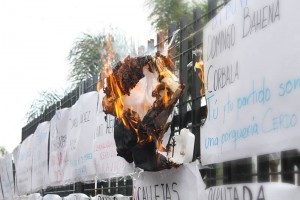 Los maestros colocaron cartulinas de protesta, incendiaron estopas con gasolina, quemaron un mueco 