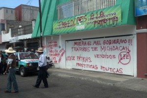 Maestros de la CNTE han realizado pintas en las sedes de partidos en Morelia durante su protesta par