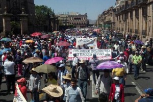 Los manifestantes rechazan la reforma educativa y la aprobacin de la Ley Estatal de Educacin