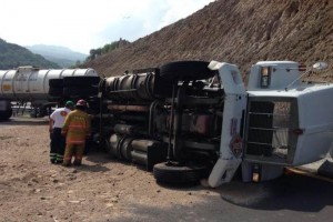 Vuelca pipa cargada con gasolina en Veracruz La pipa de Transportes de Combustibles S.A de CV, cargada con 31 mil litros de gasolina, se accident
