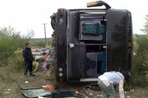 Al lugar de la volcadura se trasladaron ambulancias de la Cruz Roja y varias unidades de la Polic�a 