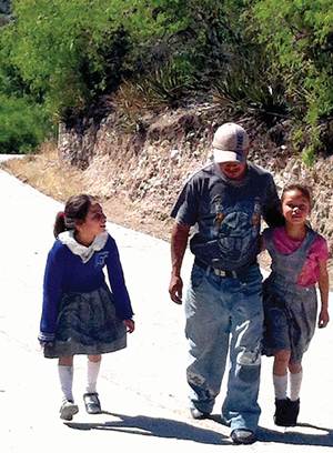 Cayetano vive con  dos de sus cuatro hijas, conocidas en la zona como 