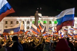 Un mar de banderas tricolores rusas inund la plaza de Lenin de Simferpol, capital de la repblica 