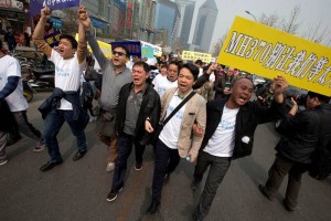 Familiares de los pasajeros chinos que viajaba a bordo del avin de Malaysia Airlines protestan a la