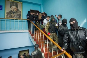 En Sebastopol, una muchedumbre integrada por fuerzas de autodefensa y civiles, algunos enmascarados 