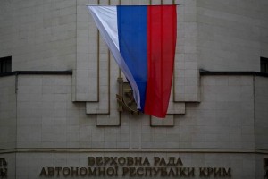 Una bandera rusa fue puesta frente a la entrada del parlamento regional de Crimea en el marco de la 