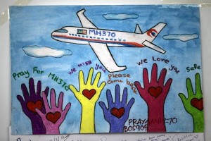 Mensajes de apoyo a los pasajeros del avin desaparecido de Malaysia Airlines en el aeropuerto inter