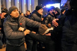 Manifestantes prorrusos tomaron ayer por segunda vez la sede de gobierno de la ciudad de Donetsk