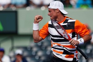 Lleyton Hewitt remont� a Robin Haase por 3-6, 6-3, 6-3 para avanzar en el Abierto de Miami.