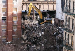 NY: investigan en escombros