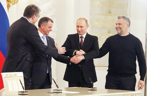 Putin firma anexin de Crimea a Rusia