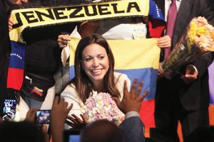 Arremeten en Venezuela contra Corina Machado