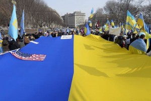 A las afueras de la Casa Blanca en Washington DC, un grupo de personas sostiene una bandera de Ucran