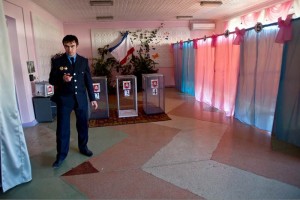 Ciudadanos realizan los ltimos preparativos a estaciones de votacin para el referndum del domingo