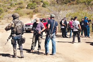 Acuerdan civiles en Michoacn dejar armas