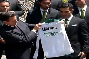 El presidente Pea Nieto recibi como obsequio un par de playeras del equipo