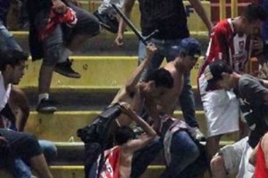 Asistentes a un partido de futbol en el estadio Jalisco golpearon a policas cuando se registraron h