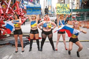 Activistas de Femen se manifiestan contra la intervencin rusa en Ucrania, durante une protesta en T