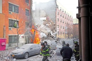 Bomberos realizan labores de rescate en la zona donde colapsaron dos edificios en Harlem, tras una e