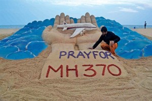 Un escultor de arena trabaja en un monumento en Odisha, India, para rendir homenaje a las personas q