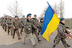 Soldados ucranianos marchan, tras negociaciones con tropas rusas en el aeropuerto internacional de S