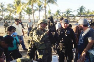 Entre 20 y 30 miembros del grupo de autodefensa afn a Hiplito Mora entregaron ayer por la tarde su