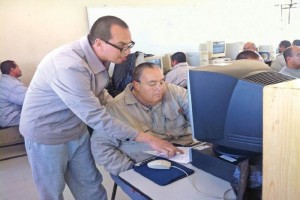 <b>Historia.</b> Un Pedro Esteban Gerardo Acosta (de pie) se dedic a estudiar en la prisin. Entre sus actividades est